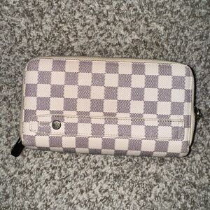 Checkered Cream and Gray Wallet